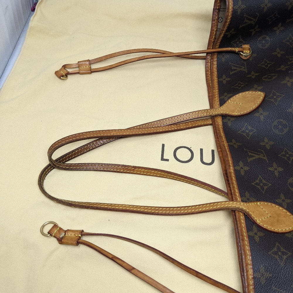 LOUIS VUITTON Neverfull GM Shoulder Bag - Picture 8 of 16